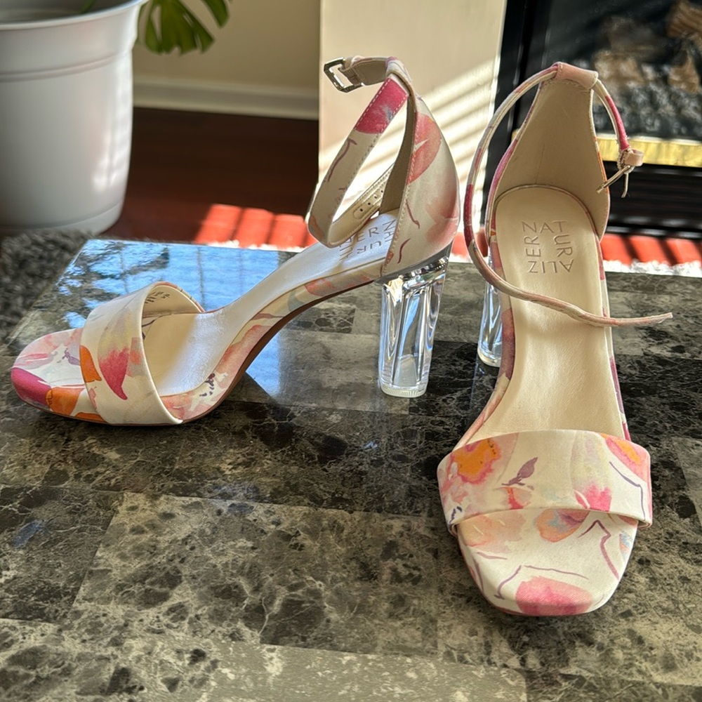 7.5 Joy Naturalizer heel floral